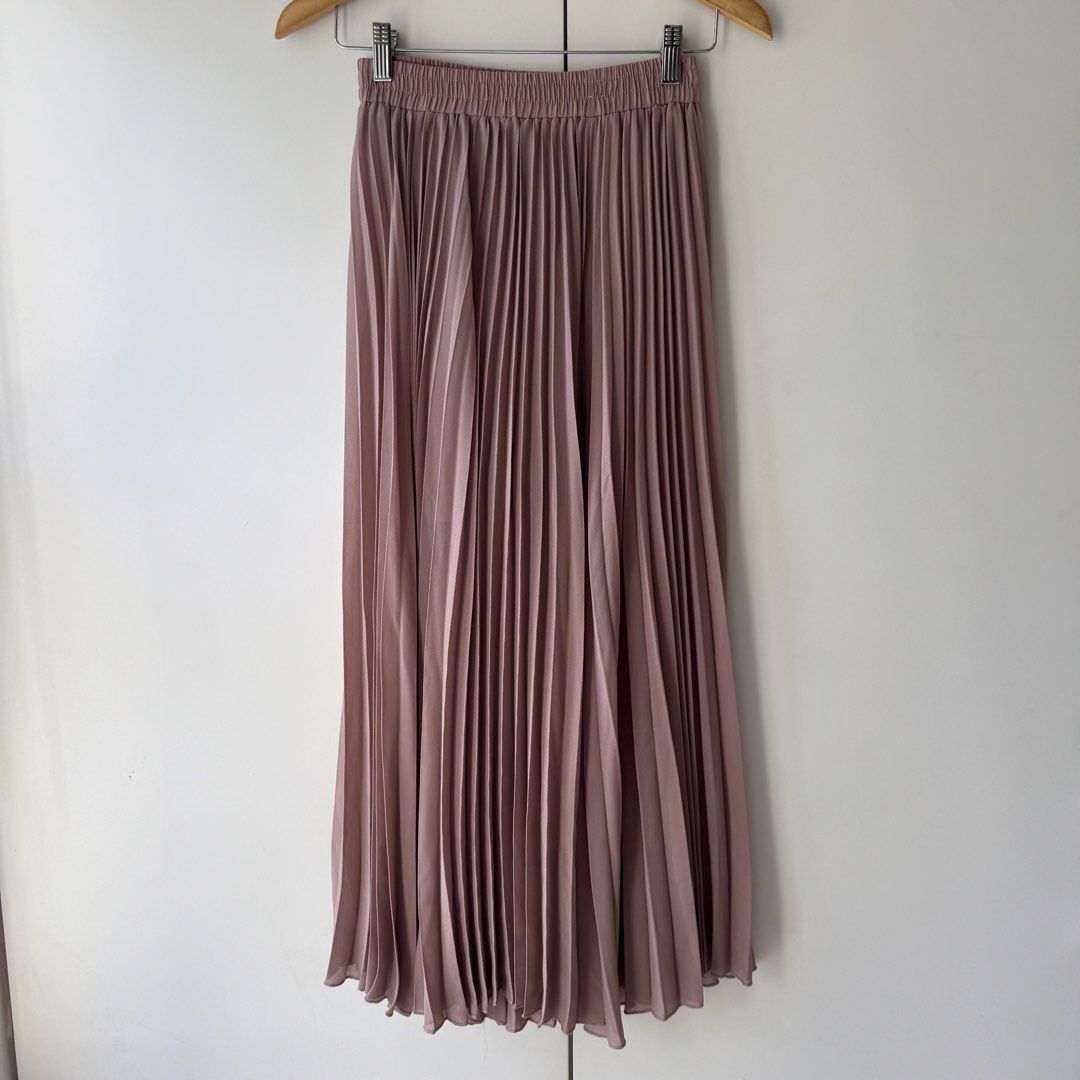 pleated pants (Category: Other Bottoms) located in Paranaque City. Submitted by ursaturdayfaves (Listing ID 1468104840, Image 1). Description: .