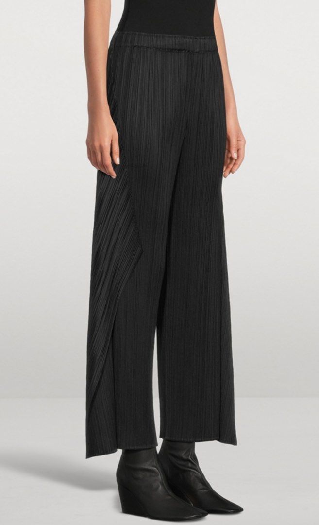 Pleats please issey miyake (Category: Chinos) located in Manila. Submitted by freshfindresale (Listing ID 1468234849, Image 1). Description: Free waist No flaws Excellent.