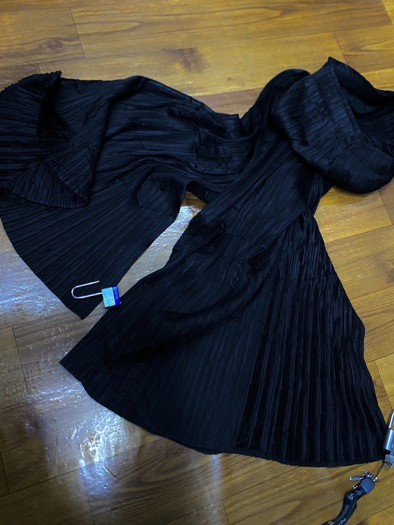 Pleats please issey miyake (Category: Chinos) located in Manila. Submitted by freshfindresale (Listing ID 1468234849, Image 3). Description: Free waist No flaws Excellent.