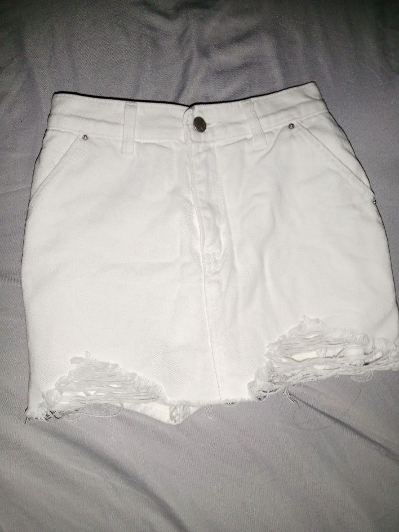 Plum by Korea mini skirt (Category: Skirts) located in San Isidro. Submitted by remtgs (Listing ID 1468220836, Image 1). Description: Worn only a few times and has no issue Rfs: Decluttering Can fit 26-29.