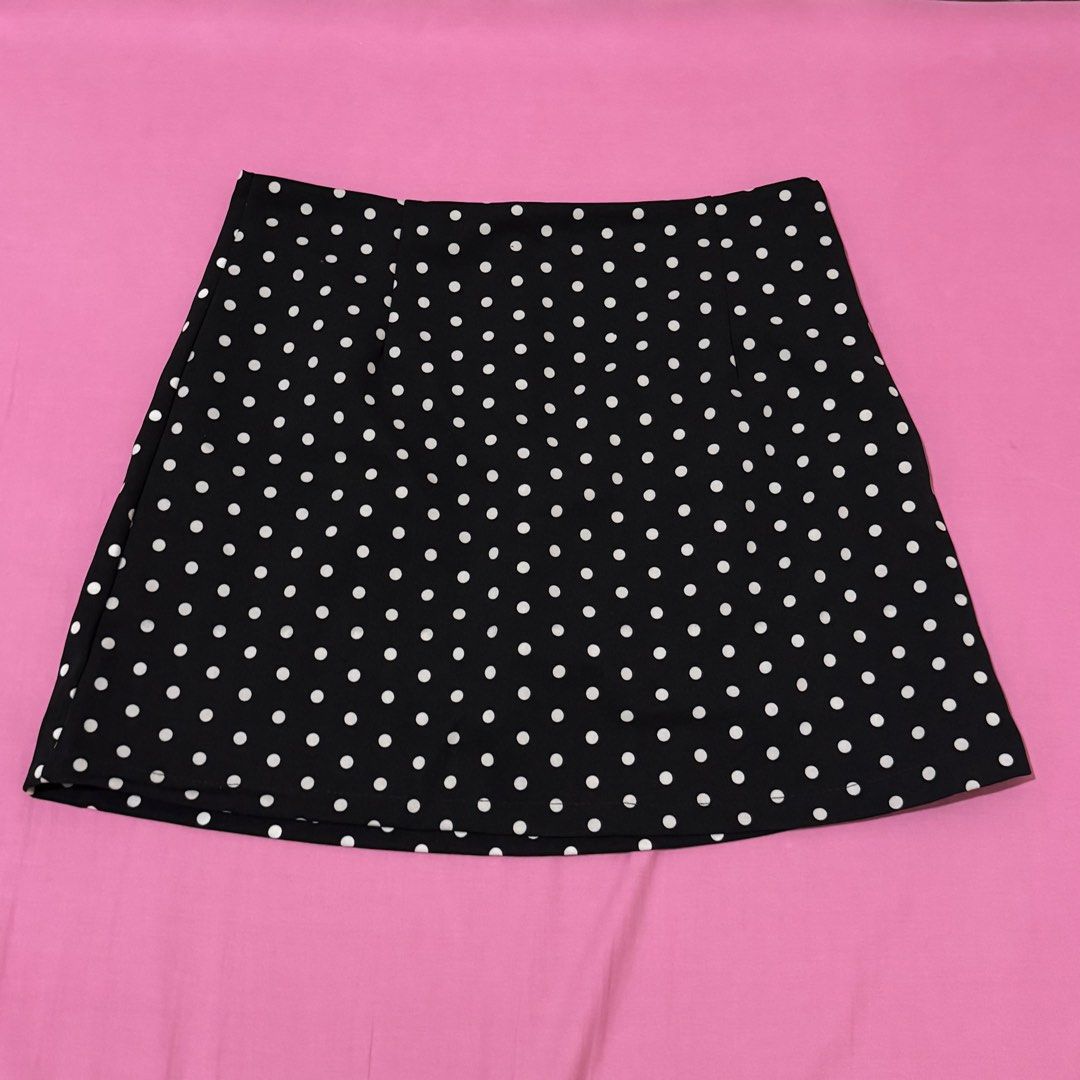 Polka Dot Mini Skort (Category: Skirts) located in San Fernando. Submitted by declotter (Listing ID 1468085047, Image 1). Description: - Classic A-line mini skort - Closure: Smooth side zipper .