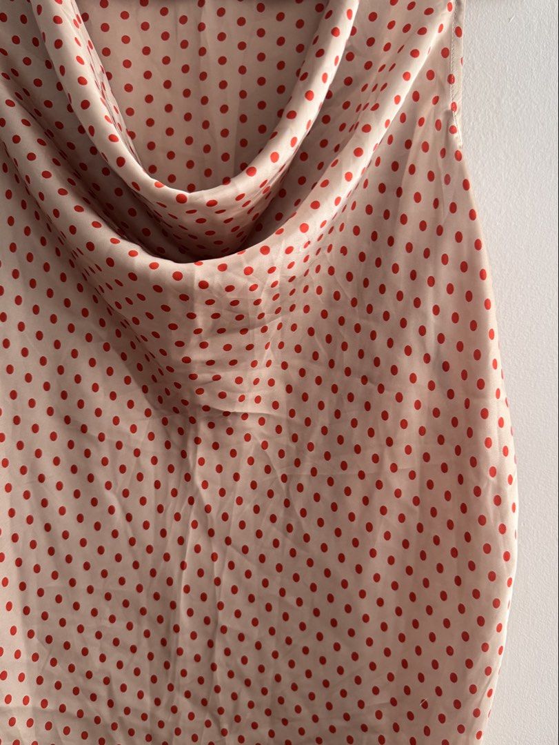 Polka Dots Cowl Neck (Category: Others Tops) located in Paranaque City. Submitted by simplylizzy (Listing ID 1468070027, Image 3). Description: first photo for inspo super nice but not my size na.