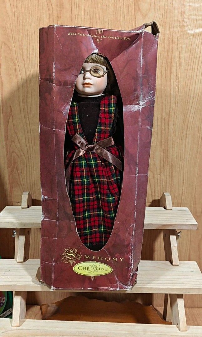 Porcelain Doll (Category: Vintage Collectibles) located in Quirino. Submitted by dolliedoll (Listing ID 1468065423, Image 2). Description: Damage Box.
