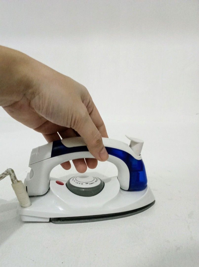 Portable Mini Plancha on the go (Category: Irons & Steamers) located in Navotas City. Submitted by ms.soulana (Listing ID 1468083115, Image 3). Description: New Likenew Portable Mini Plancha for Clothes on the go Model: HT-258B Compact Travel Iron - Power: 220 W for efficient quick fixes - Design: Blue and white plastic body with metal soleplate and steam vents - Versatile: Adjustable temperature dial suitable for synthetic, silk, wool, cotton, a