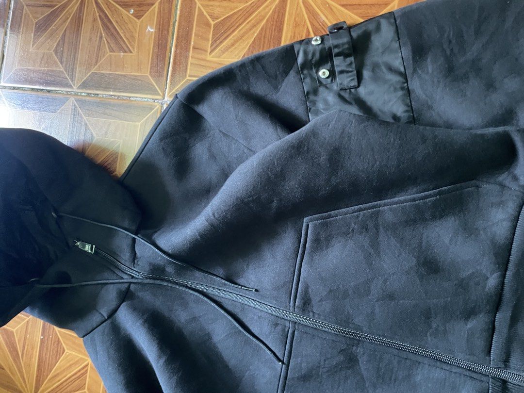 Prada cropped zip up hoodie (Authentic) (Category: Luxury Apparel) located in Alegria. Submitted by deniseeee.21 (Listing ID 1468072894, Image 2). Description: Size small/0/38 verygood condition Authentic no flaws.
