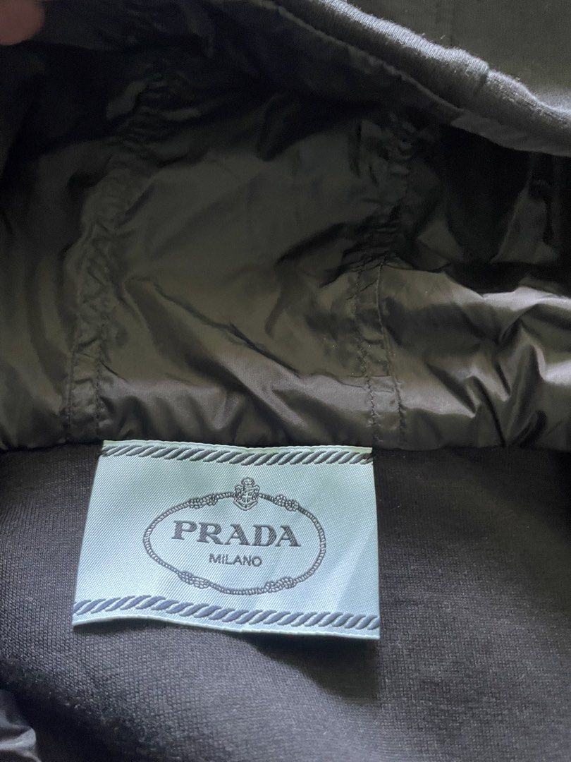 Prada cropped zip up hoodie (Authentic) (Category: Luxury Apparel) located in Alegria. Submitted by deniseeee.21 (Listing ID 1468072894, Image 3). Description: Size small/0/38 verygood condition Authentic no flaws.