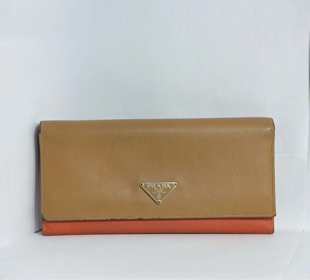 Prada long wallet (Category: Wallets & Card holders) located in Pasig City. Submitted by fajardorelovedluxury (Listing ID 1468140873, Image 1). Description: .