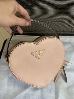 (Category: ) located in . Submitted by wear.next (Listing ID 1468106558, Image 1). Description: .