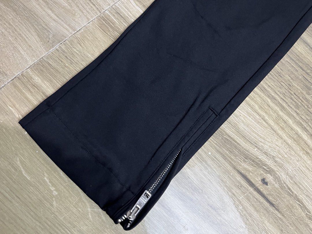 PRADA Trouser (Category: Luxury Apparel) located in Bulacan. Submitted by letsfindukaywithme (Listing ID 1468083186, Image 3). Description: Prada trouser Medida waist: 30" Length: 39" Minimal issue Still presentable +sf payment first Ship via J&T.
