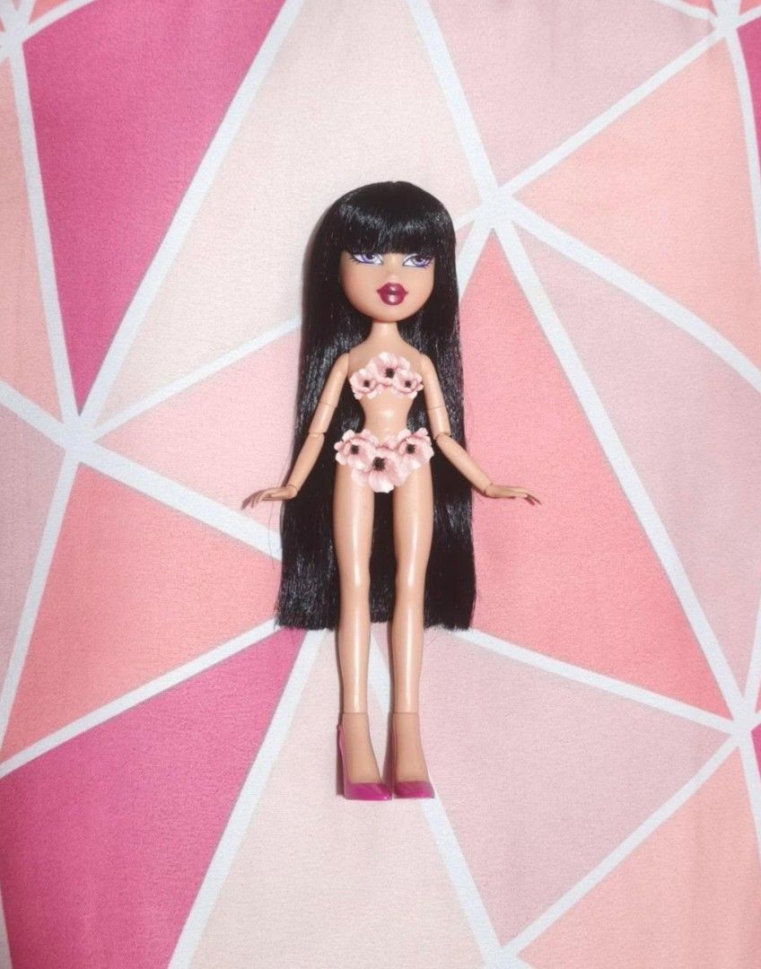 Preloved Bratz Doll - Dana (Category: Kids Toys) located in Manila. Submitted by pinkypromise2025 (Listing ID 1468061533, Image 1). Description: ✨ SALE ✨ Preloved Bratz Doll 🌸 - Bratz Whatz in my Closet Dana doll (Rerooted) 📍 Location: Quezon City 💸 MOP: Gcash 📦 Courier service: J&T and Lalamove 🫶🏼 Note: SF not included PM for more info..