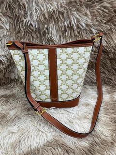 (Category: ) located in . Submitted by bagsandshoesmanymore (Listing ID 1468219032, Image 1). Description: .