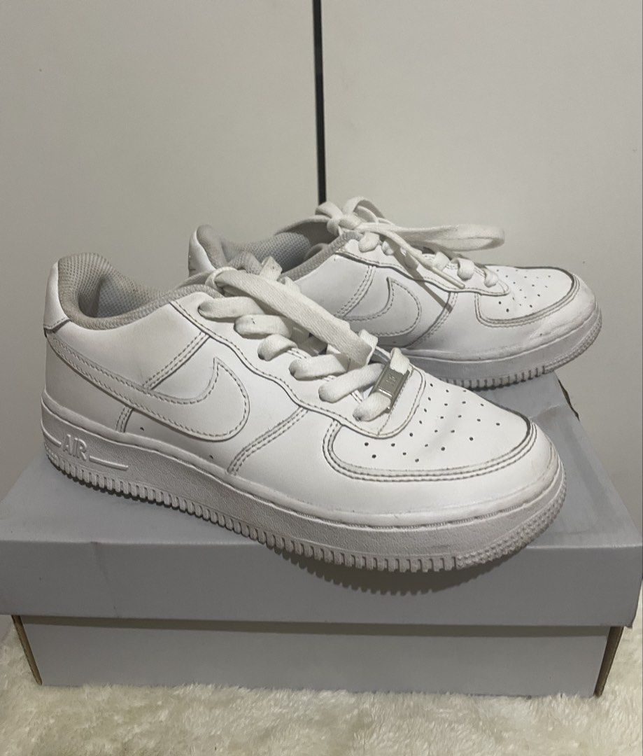 Preloved Nike Air Force 1 Triple White (Category: Sneakers) located in Marikina City. Submitted by luiliam (Listing ID 1468065130, Image 3). Description: Preloved Nike Air Force 1 LE (GS) Authentic/Original Young Adults size 4Y / 23cm / US 36 Already washed but not thoroughly Sole has a little bit stain of the gum.