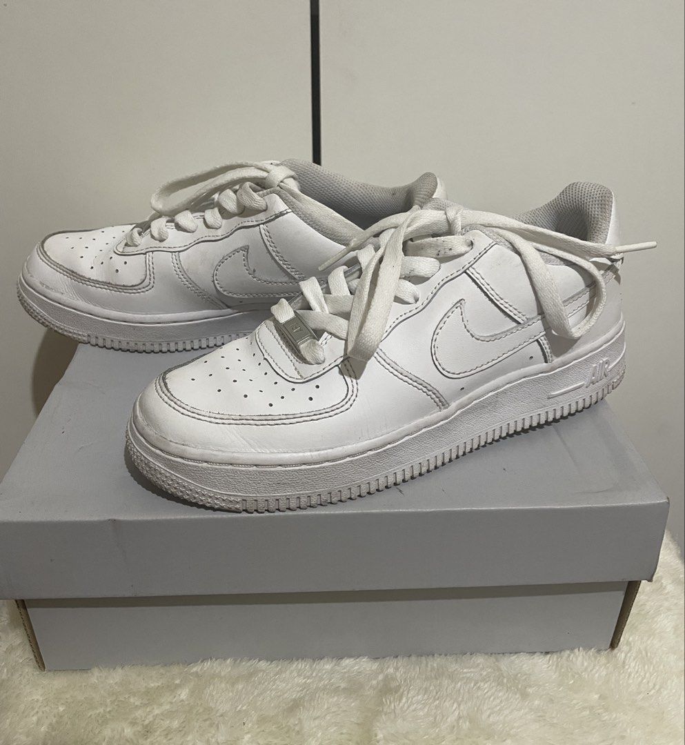 Preloved Nike Air Force 1 Triple White (Category: Sneakers) located in Marikina City. Submitted by luiliam (Listing ID 1468065130, Image 2). Description: Preloved Nike Air Force 1 LE (GS) Authentic/Original Young Adults size 4Y / 23cm / US 36 Already washed but not thoroughly Sole has a little bit stain of the gum.