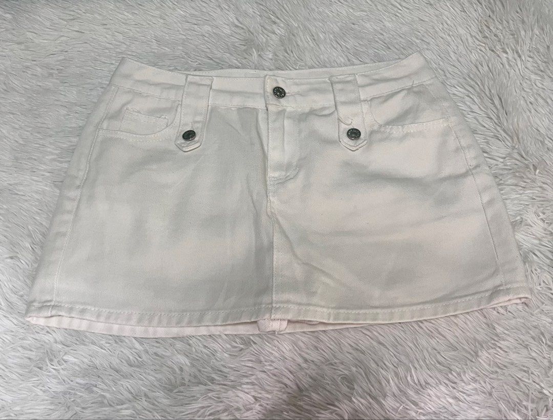 Preloved white skort for women (Category: Skirts) located in Carmona. Submitted by boldbear.e4b354 (Listing ID 1468116163, Image 1). Description: Preloved white skort 2XL on tag ( waist 30-32) 👉135 📍Carmona, Cavite 📌Shipping: j&t/ lalamove 📌Payment first basis + sf 📌no cod/no reservation 📌pm/dm for faster transaction.