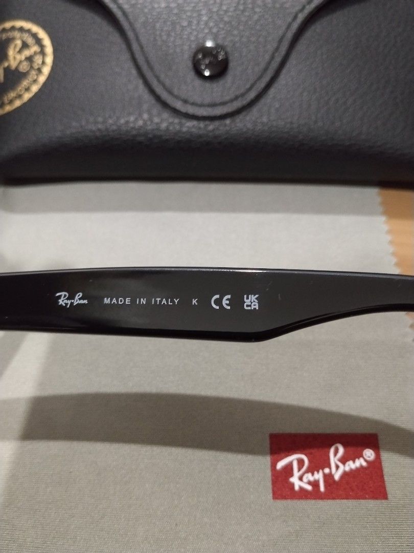 Ray-Ban New Wayfarer Classic (Category: Sunglasses & Eyewear) located in Makati City. Submitted by ajpmedran (Listing ID 1468230120, Image 2). Description: Ray-Ban New Wayfarer Classic RB 2132-F Frame: Polished black Lens: G-15 green.