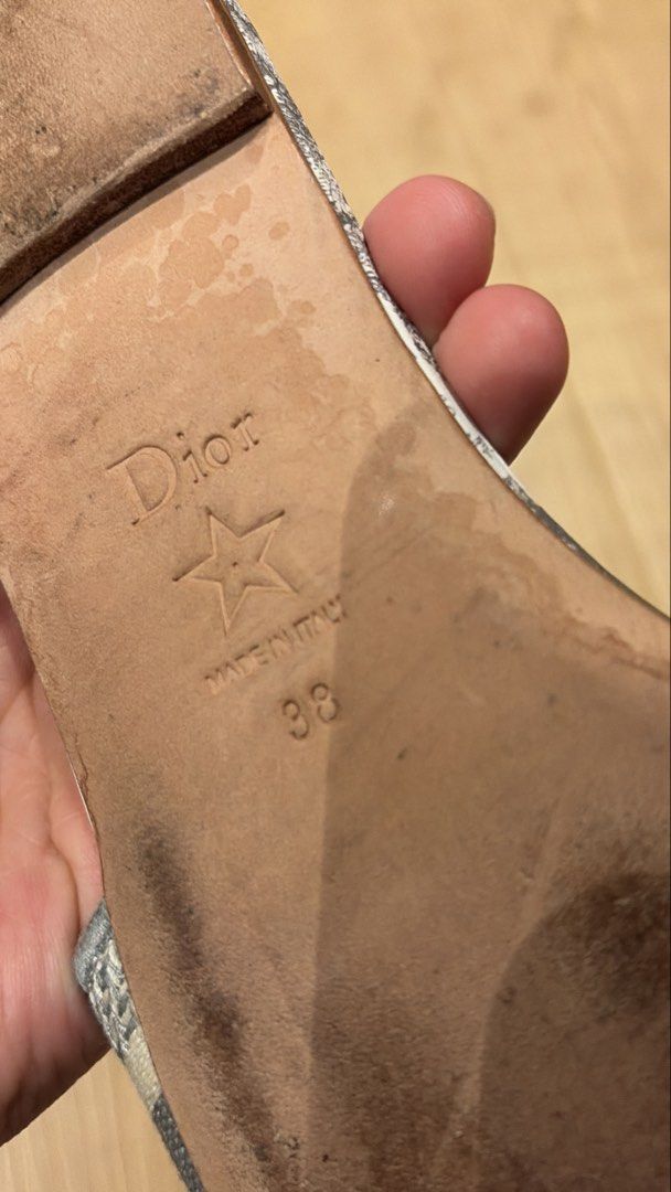 Real or fake? (Category: Community) located in Baguio. Submitted by nextchapter.ph (Listing ID 1468085539, Image 2). Description: Help! Legit check please.