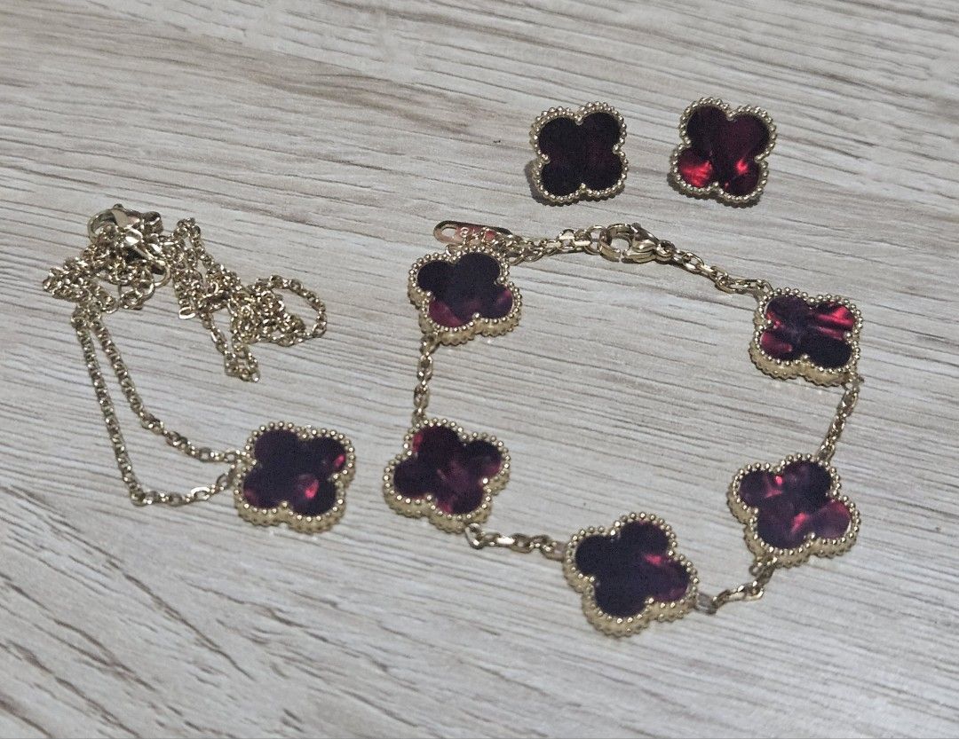 Red Marble Clover Jewel Set (Category: Bracelets) located in Cainta. Submitted by Kahi0410 (Listing ID 1468080973, Image 2). Description: Jewel Set Titanium Steel K18 marked Non fade Hypoallergenic.