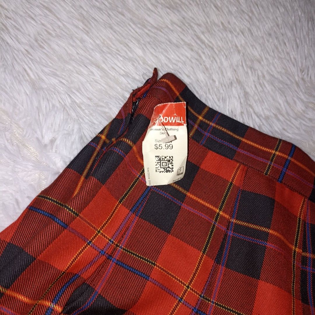 Red Plaid Skirt (Category: Skirts) located in Manila. Submitted by goldenmountain.e4137d (Listing ID 1468165988, Image 3). Description: Bought this at an online shop, Sostanza. Hasn't been used or worn..