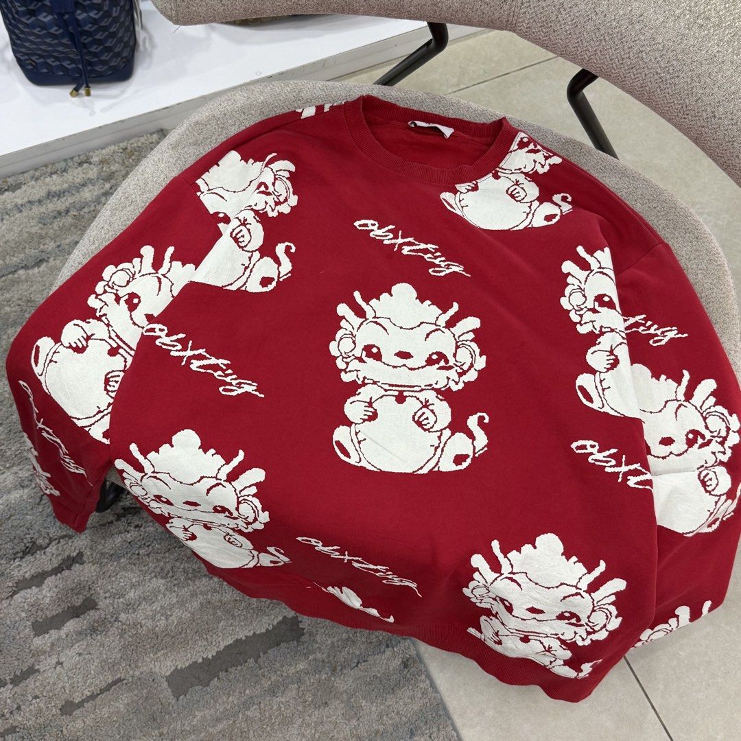 Red White Graphic Print Sweater (Category: Longsleeves) located in Mexico. Submitted by mallarinathalie (Listing ID 1468111945, Image 1). Description: - Color: Bold red with all-over white character and text graphic print - Material: Comfortable knit fabric - Design: Classic crewneck with ribbed cuffs and hem - Style: Standout casual piece, perfect for everyday wear.