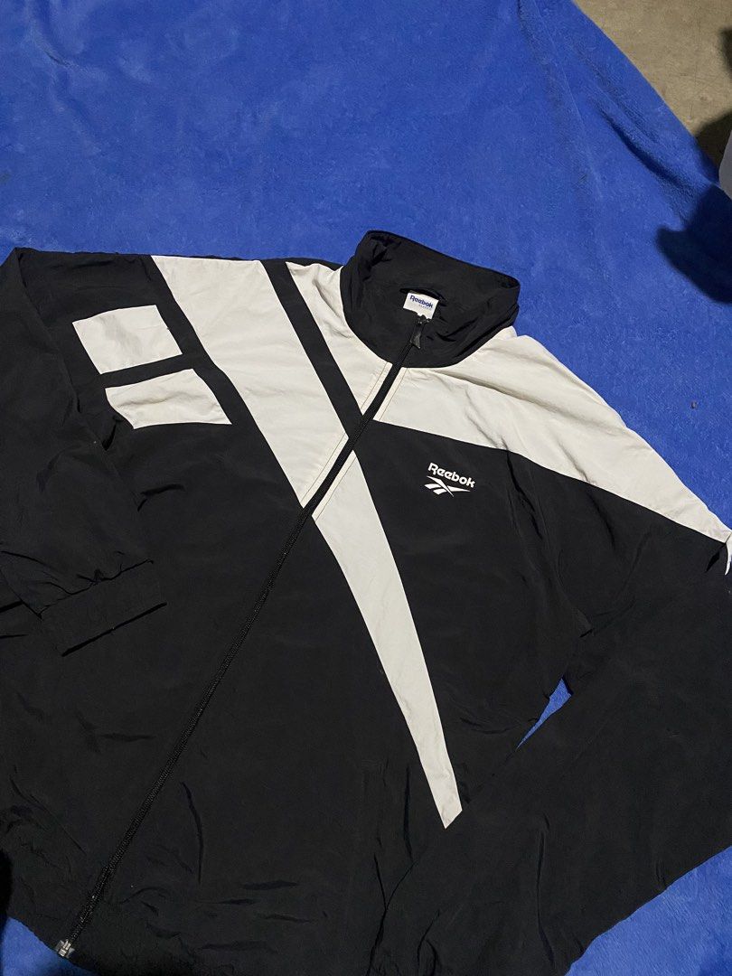 Reebok WIND BREAKER (Category: Coats, Jackets and Outerwear) located in Manila. Submitted by jymadafck (Listing ID 1468197153, Image 2). Description: 🪬 REEBOK CLASSIC TRACK JACKET 📍MINIMAL HAIR LINE BUT VISIBLE 📍9.8/10 COLOR RATE 📍EXELLENT CONDITION 📍NO HIDDEN PIN HOLE DIMENSIONS 📐 📏 Length ( 29 ) 📏 Width ( 29 ) 📏 Tigth ( 22 ).