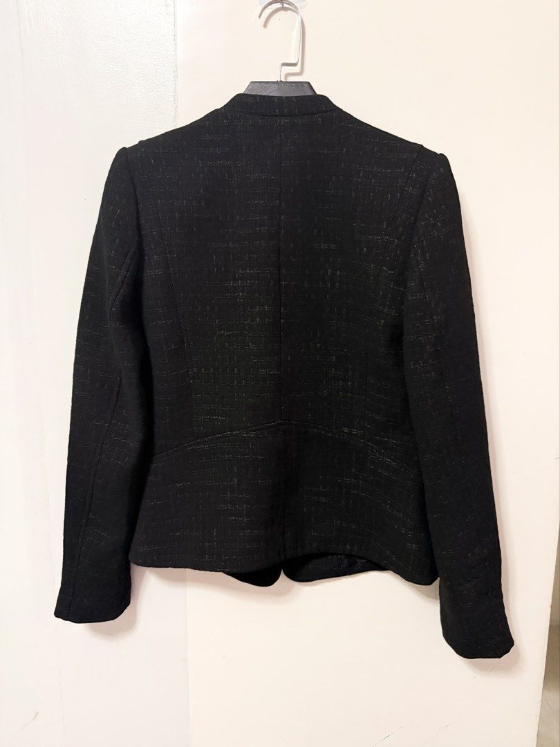 Reiss Black Blazer XS (Category: Coats, Jackets and Outerwear) located in San Pablo. Submitted by iamtrina (Listing ID 1468244901, Image 3). Description: Beautifully made tailored blazer features a subtly textured tweed/bouclé weave, clean hidden front closures, and horizontal welt pockets at the waist, making it a sophisticated choice for formal wear or business attire. .