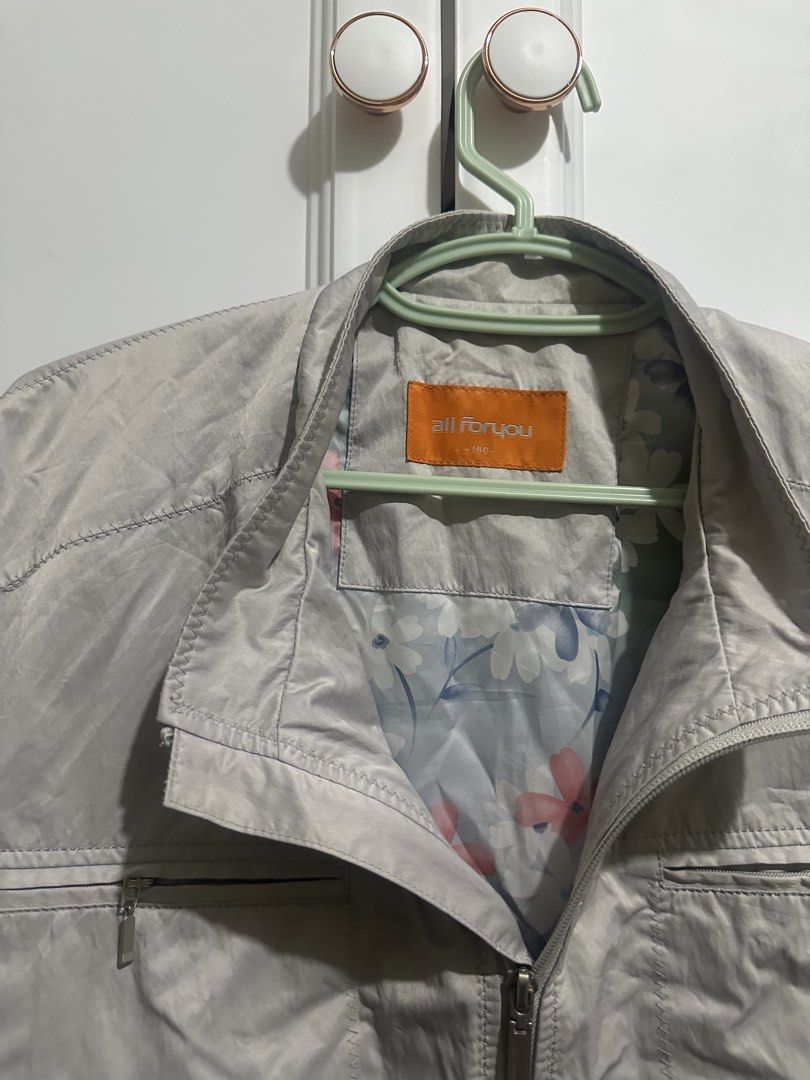 Reversible Floral Grey Jacket (Category: Coats, Jackets and Outerwear) located in Naic. Submitted by cilissa (Listing ID 1468250748, Image 2). Description: Reversible So so good Used once Large PM for more details & inquiries.