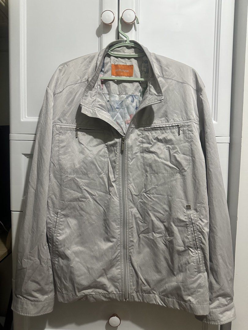Reversible Floral Grey Jacket (Category: Coats, Jackets and Outerwear) located in Naic. Submitted by cilissa (Listing ID 1468250748, Image 1). Description: Reversible So so good Used once Large PM for more details & inquiries.