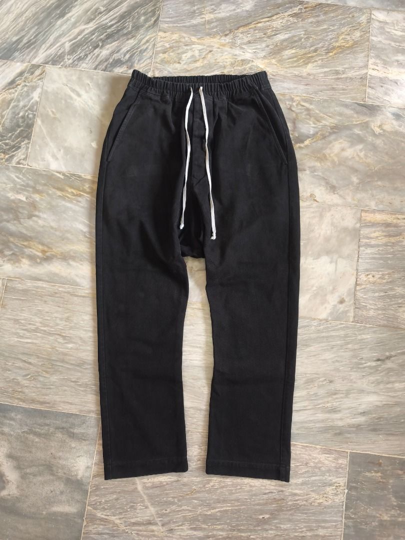 Rick Owens Drawstring Long in Black (Category: Jeans) located in Lucena. Submitted by 0174.archive (Listing ID 1468118139, Image 1). Description: SRP around $700 USD very good used condition 9/10 condition rating flaws - scratch on front (check photos for reference) Actual Measurements (inches) Waist: 15-18 / 30-36 around Inseam: 25 Out seam: 41 Front Rise: 18 Thigh:11.5 Leg opening:8 Knee: 9.5 Message before buying if you have question Items are