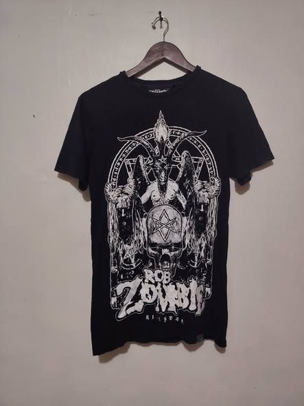ROB ZOMBIE X KILLSTAR BIG PRINT FRONT/BACK SATANIST TEE // Small- Medium (Category: Tshirts & Polo Shirts ) located in Legazpi City. Submitted by urbangarmentsarch4500 (Listing ID 1468213352, Image 1). Description: ROB ZOMBIE X KILLSTAR BIG PRINT FRONT/BACK TEE Excellent Condition Medium W 18.5 stretch 20 L 29 Very minimal issue / parang design nalang din (Check last pic)👾 Color rate 10/10 GRAB 999 (Automatically YOURS)⛓️ --- ‼️w/ FREE STICKERS 