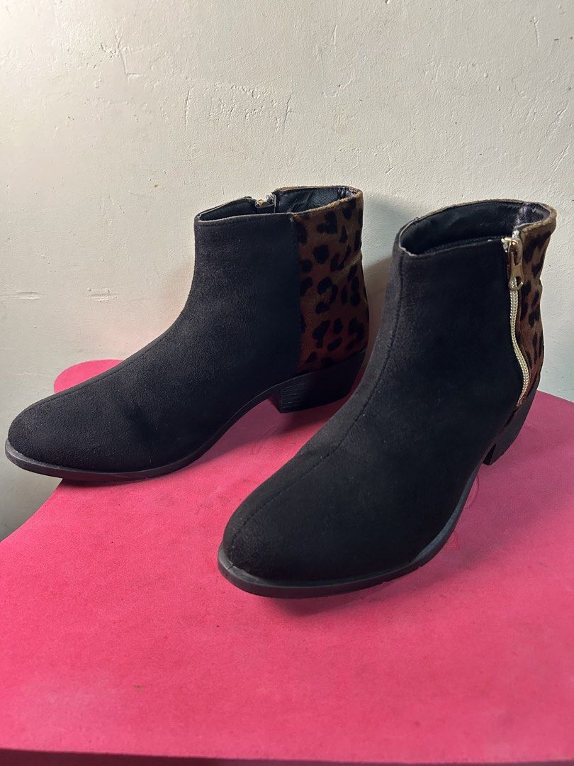 Rowena Suede Ankle Boots (Category: Boots) located in Quezon City. Submitted by jjsurplus_23 (Listing ID 1468200387, Image 1). Description: 22-23cm insole.