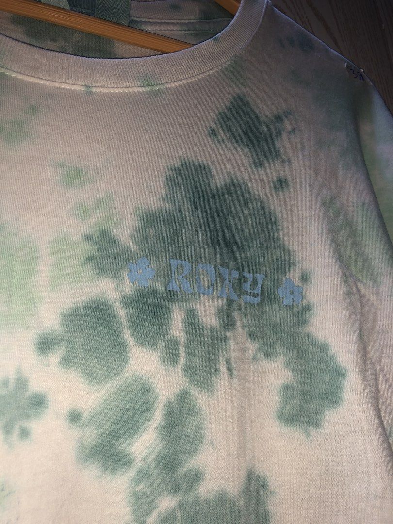 ROXY Summer Dreams Tie Dye T-Shirt (Category: Shirts) located in Magsaysay. Submitted by ryns_thrifting (Listing ID 1468165137, Image 2). Description: - Brand: ROXY - Design: Green and white tie-dye with small chest logo - Back Graphic: Large palm tree with 'SUMMER DREAMS' text - Fit: Relaxed fit with short sleeves and crew neck - Condition: Great piece for casual wear.
