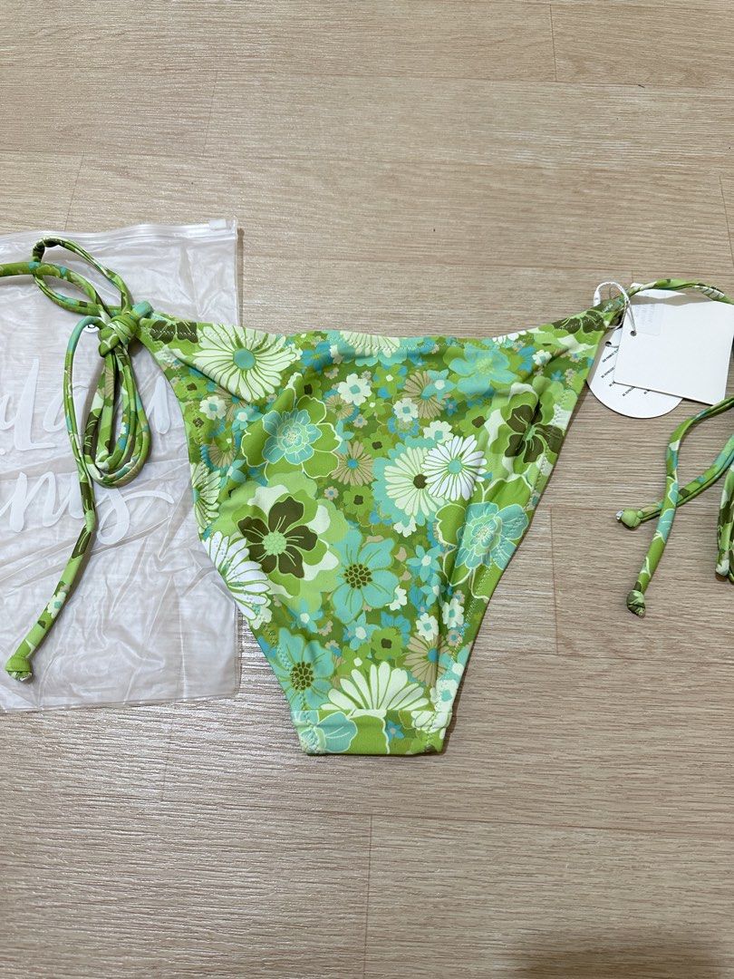(S) KULANI KINIS Floral Bikini Bottom (Category: Bikinis & Swimsuits) located in Manila. Submitted by sunnyfloshop (Listing ID 1468210709, Image 3). Description: Brandnew 🍃Small 🍃Side tie 🍃Floral .