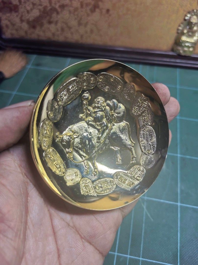 Sake Cup - 24K GP (Category: Other Home Decor) located in Cebu City. Submitted by dudes_villanueva (Listing ID 1468105288, Image 2). Description: Sake Cup - Daikokuten (the god of wealth) riding on a bull surrounded by traditional koban (historical Japanese gold coins). 24K GP 📌 In excellent condition. Diameter : 2.8 in.