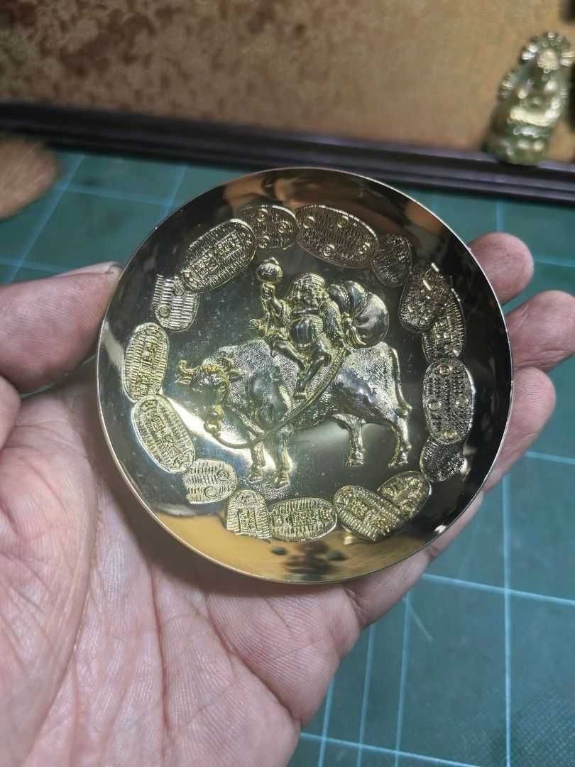Sake Cup - 24K GP (Category: Other Home Decor) located in Cebu City. Submitted by dudes_villanueva (Listing ID 1468105288, Image 1). Description: Sake Cup - Daikokuten (the god of wealth) riding on a bull surrounded by traditional koban (historical Japanese gold coins). 24K GP 📌 In excellent condition. Diameter : 2.8 in.