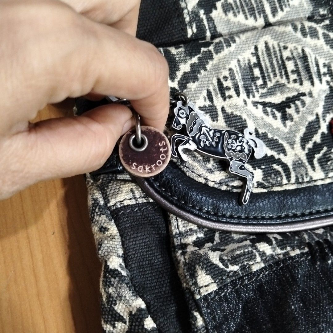 Sakroots (Category: Cross-body Bags) located in El Salvador. Submitted by francheskaukayukay (Listing ID 1468061753, Image 3). Description: .