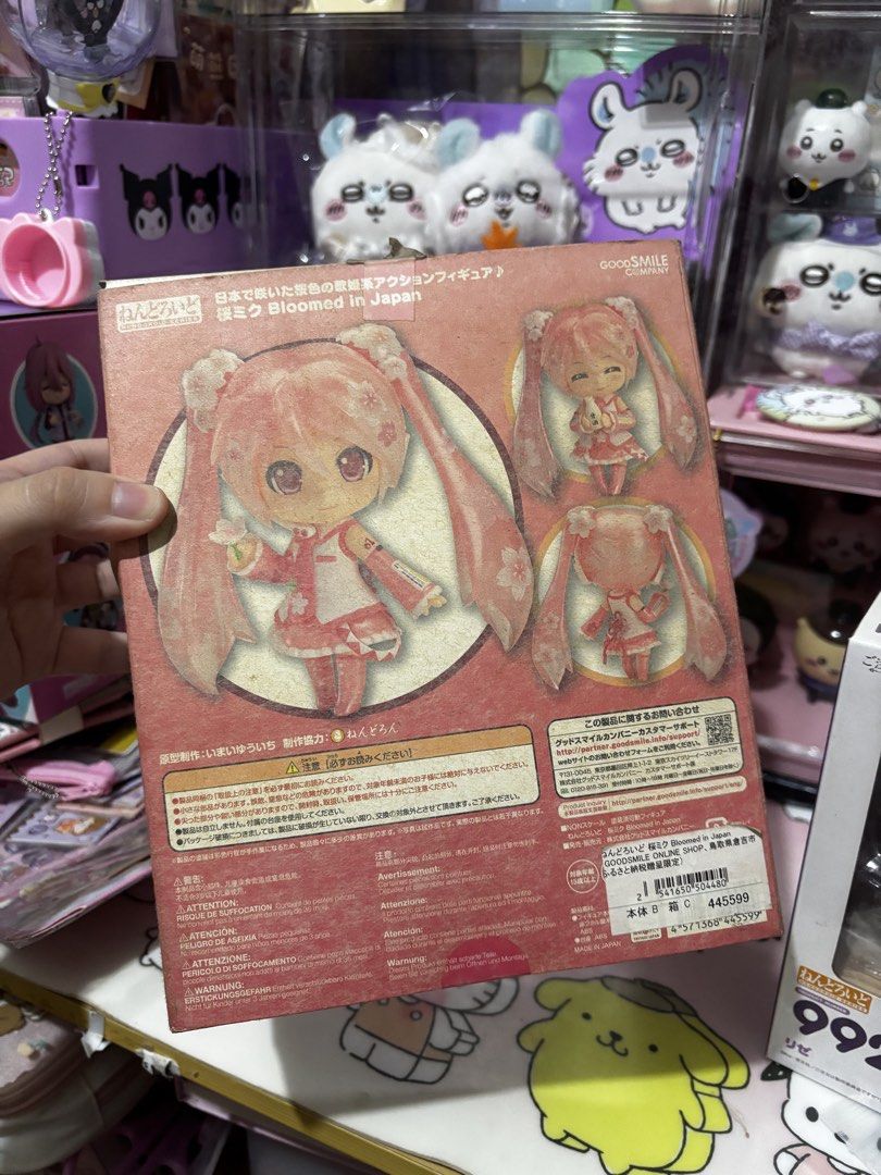 Sakura miku (old box) see info ⬇️ (Category: Figurines & Statues) located in Manila. Submitted by nagusamero (Listing ID 1468098097, Image 2). Description: negotiable authentic may damage sa plate accesory bib .