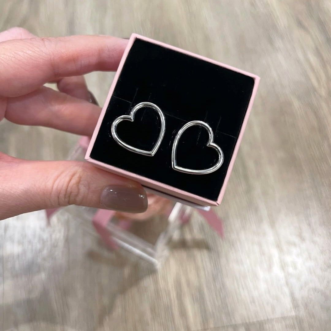 SALE❗Pandora Front-facing Heart Stud Earrings (Category: Earrings) located in Manila. Submitted by badaloves_u (Listing ID 1468132768, Image 3). Description: - 💯 Authentic Pandora with Authenticity ALE marks - FREE Box and Paper bag 🛍️ - ✨ FREE Cleaning to any Pandora Store 🛵 LALAMOVE courier for same day delivery 🚚 J&T provincial courier.