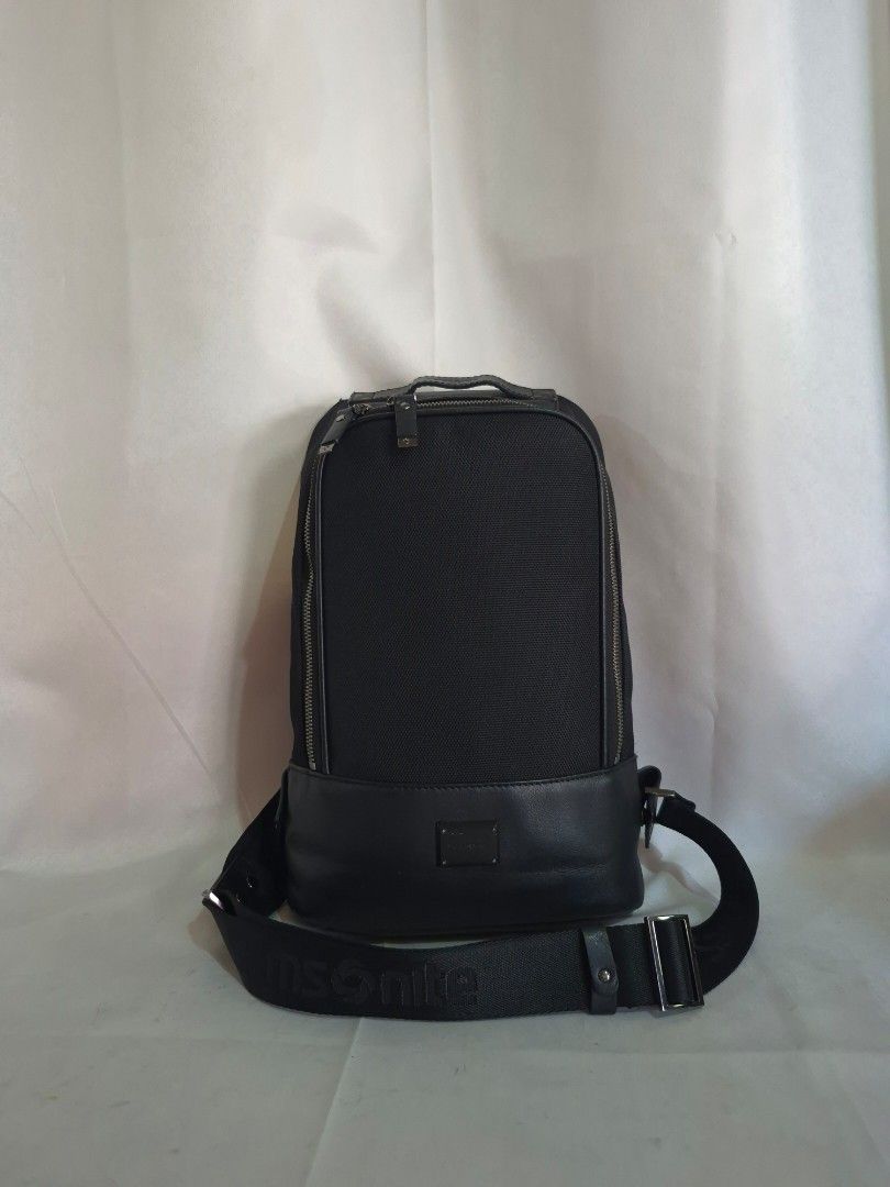 Samsonit3 bodybag.. (Category: Sling Bags) located in Davao. Submitted by bae214214 (Listing ID 1468279046, Image 1). Description: Samsonite bodybag P2,200 Medium size In excellent color and condition No issue, malinis at napakaganda sa actual.