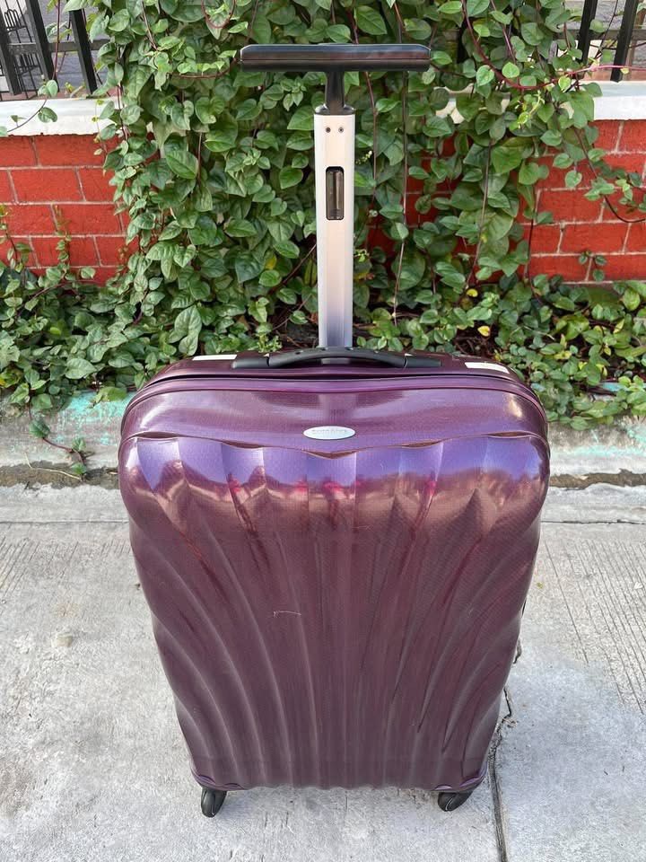 Samsonite Curv Purple Spinner Suitcase Luggage (Category: Luggage) located in Manila. Submitted by batusaipus03057 (Listing ID 1468075474, Image 1). Description: ❤️New Arrival Samsonite Cosmolite Spinner♥️ Suitcase in the Violet/Aubergine colorway. Key Details & Specifications: • Shell Design: Features an iconic, nature-inspired curved fishbone shell pattern (modeled after a seashell) engineered to distribute impacts and prevent denting. • Materi