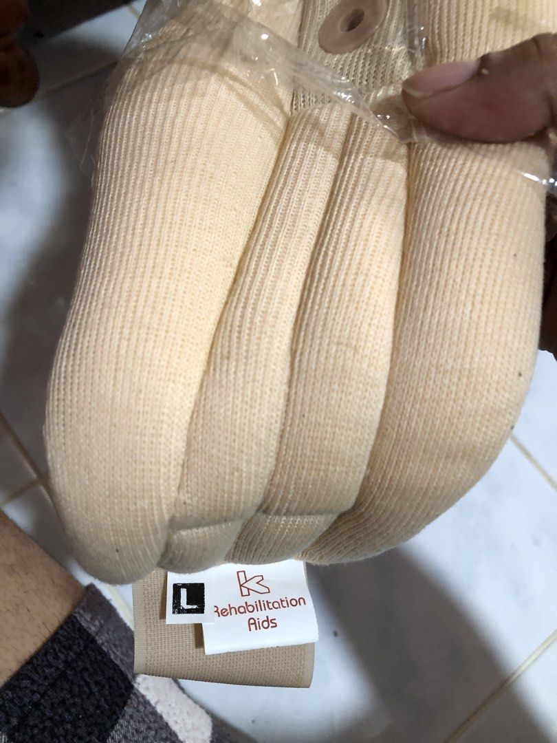Saudi Import — Soft Cervical Collar Neck Support Brace (Category: Medical Supplies & Tools) located in San Juan, La Union. Submitted by declutteringog7 (Listing ID 1468066906, Image 2). Description: 🇸🇦 Saudi Import — Soft Cervical Collar Neck Support Brace ₱450 Category: Medical, Health & Wellness Details: • ✅ Imported from Saudi Arabia 🇸🇦 — Medical Grade Quality • Made in Saudi Arabia / Taiwan / Egypt — premium durable materials • Brand new,