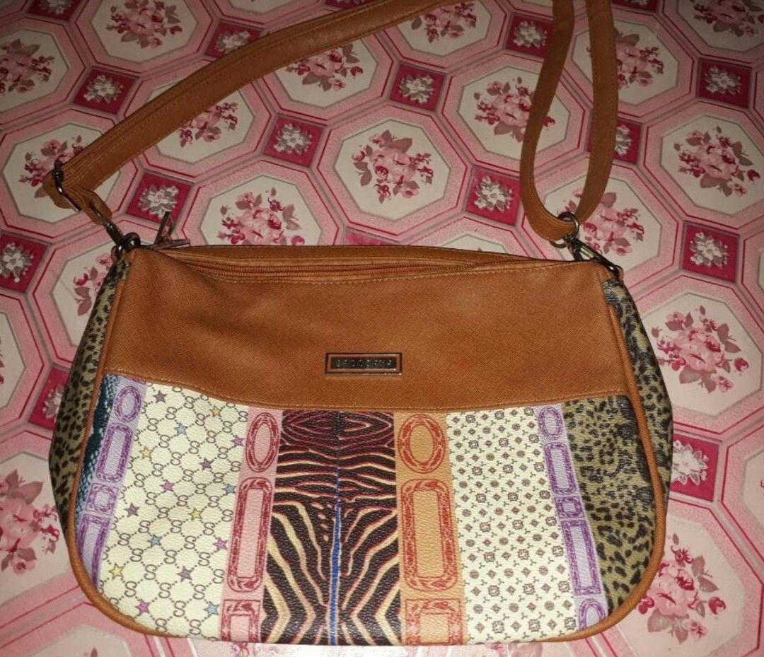 Secosana Body Bag (Category: Cross-body Bags) located in Agdangan. Submitted by queenb00011 (Listing ID 1468273935, Image 2). Description: .