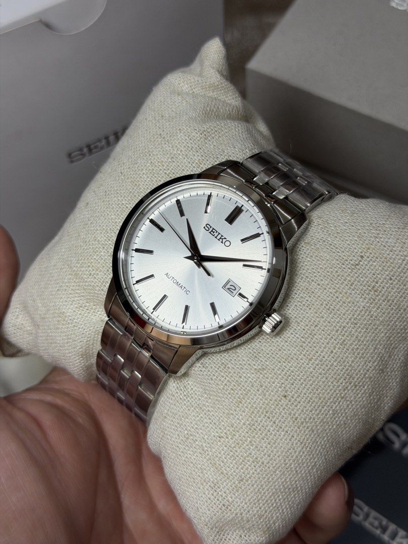 Seiko Automatic Essentials SRPH89 ‘Sunburst White’ (Category: Men's Watches) located in Quezon City. Submitted by veeejeeey (Listing ID 1468072359, Image 3). Description: Seiko Automatic Essentials SRPH89 ‘Sunburst White’ PRICE:12,990 PESOS ONLY (19,769 MALL SRP) Authentic, Brandnew and Compelete with box, manual and 3 years warranty Automatic / 41mm / 4R35 calibre (41 hours power reserve) / 100m water resistance •We deliver nationwide. ✈️ •Same 