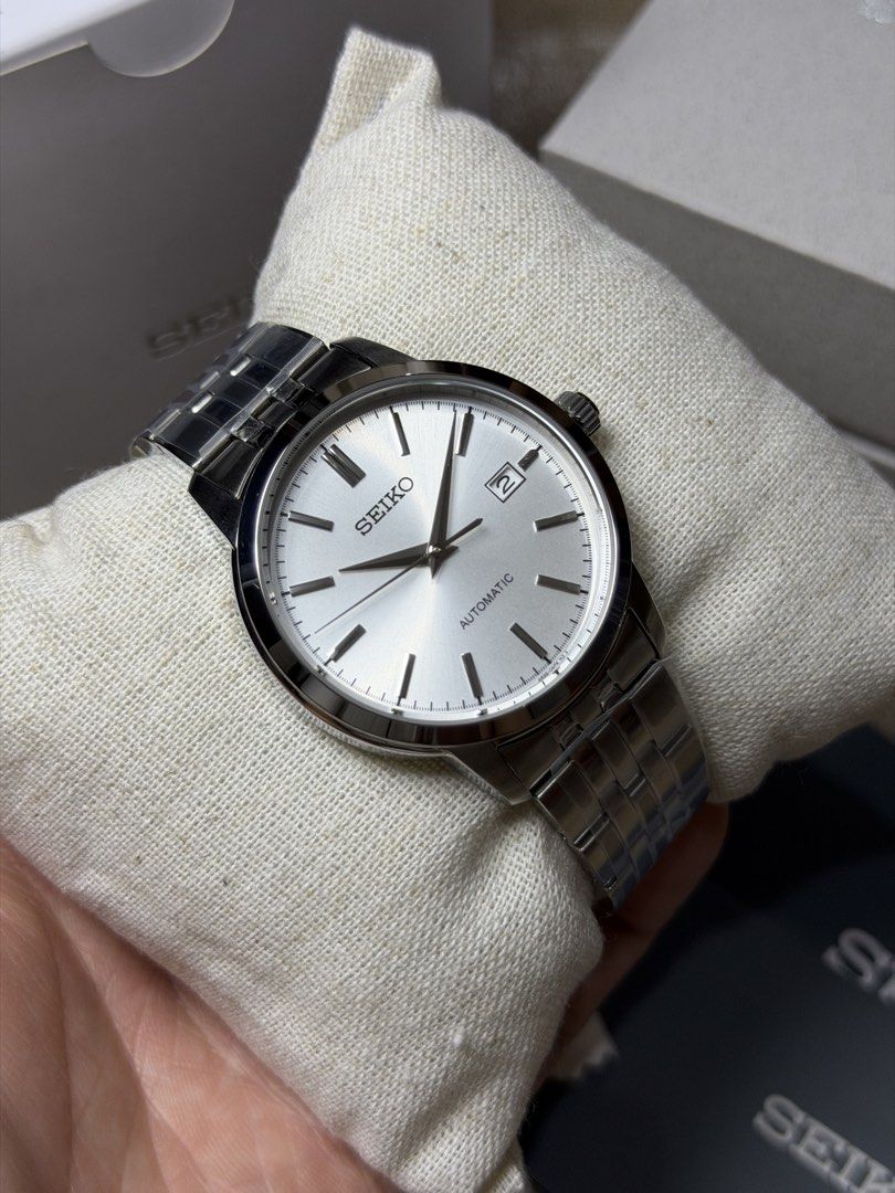 Seiko Automatic Essentials SRPH89 ‘Sunburst White’ (Category: Men's Watches) located in Quezon City. Submitted by veeejeeey (Listing ID 1468072359, Image 2). Description: Seiko Automatic Essentials SRPH89 ‘Sunburst White’ PRICE:12,990 PESOS ONLY (19,769 MALL SRP) Authentic, Brandnew and Compelete with box, manual and 3 years warranty Automatic / 41mm / 4R35 calibre (41 hours power reserve) / 100m water resistance •We deliver nationwide. ✈️ •Same 