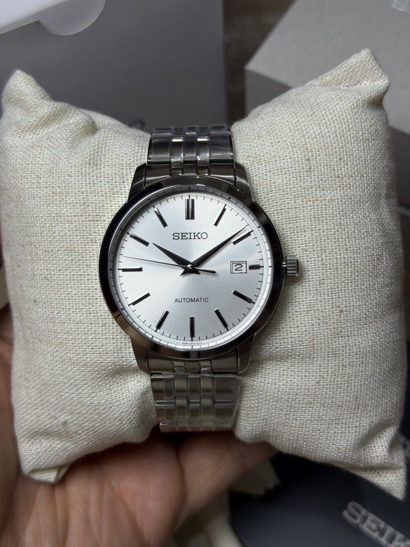 Seiko Automatic Essentials SRPH89 ‘Sunburst White’ (Category: Men's Watches) located in Quezon City. Submitted by veeejeeey (Listing ID 1468072359, Image 1). Description: Seiko Automatic Essentials SRPH89 ‘Sunburst White’ PRICE:12,990 PESOS ONLY (19,769 MALL SRP) Authentic, Brandnew and Compelete with box, manual and 3 years warranty Automatic / 41mm / 4R35 calibre (41 hours power reserve) / 100m water resistance •We deliver nationwide. ✈️ •Same 