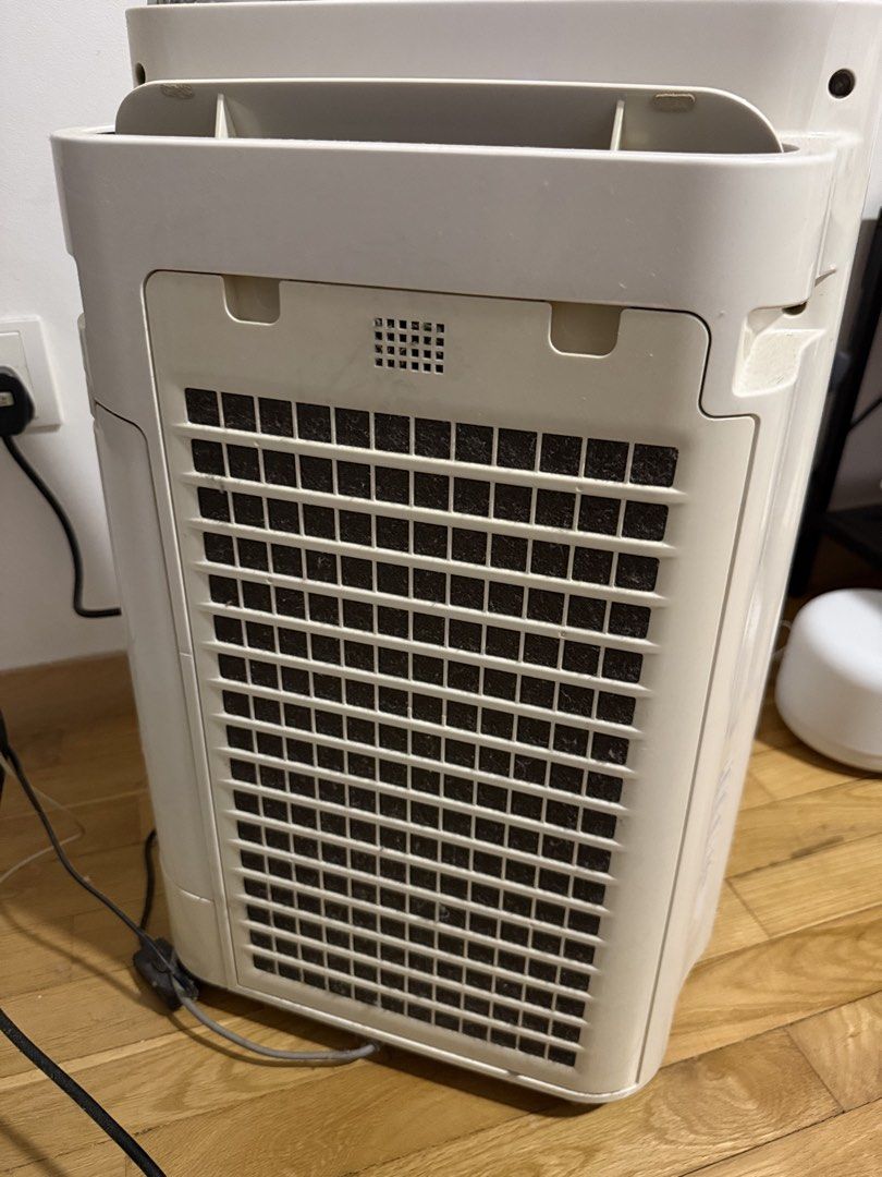 Sharp purifier (Category: Air Purifiers & Dehumidifiers) located in Singapore. Submitted by gregpang (Listing ID 1468112280, Image 3). Description: .