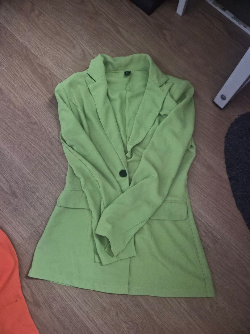 SHEIN Lime Green Blazer Size M / EU 38 (Category: Coats, Jackets and Outerwear) located in Cavite. Submitted by frombellas (Listing ID 1468091653, Image 3). Description: - Brand: SHEIN - Size: Medium (EU 38, US 6) - Color: Vibrant lime green - Details: Single-button closure, notched lapels, structured shoulders, long sleeves, front flap pockets - Style: Statement piece, perfect for work or night out.