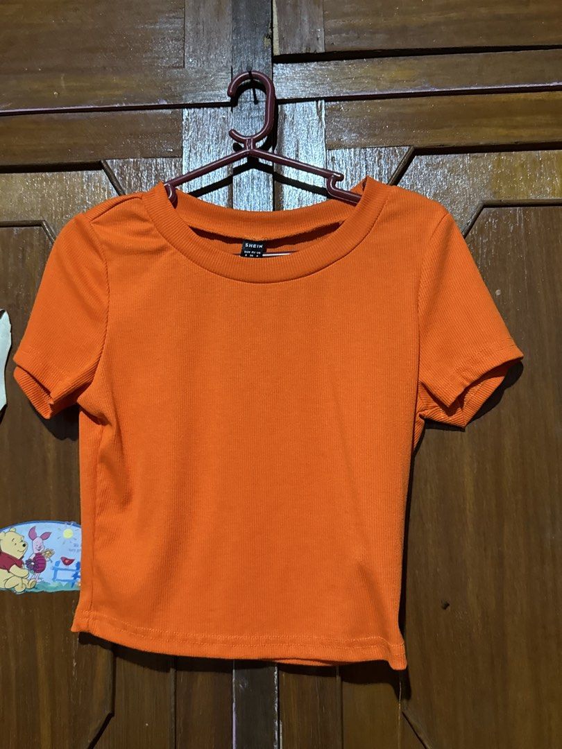 SHEIN Orange Ribbed Crop Top Size S (Category: Sleeveless) located in Obando. Submitted by pepperooshop (Listing ID 1468069250, Image 1). Description: - Brand: SHEIN - Color: Bright orange - Size: S (EUR 36, US 4) - Material/Texture: Ribbed knit - Design: Short sleeves, round neckline, crop top - Styling: Perfect to match with high-waisted jeans or skirts.
