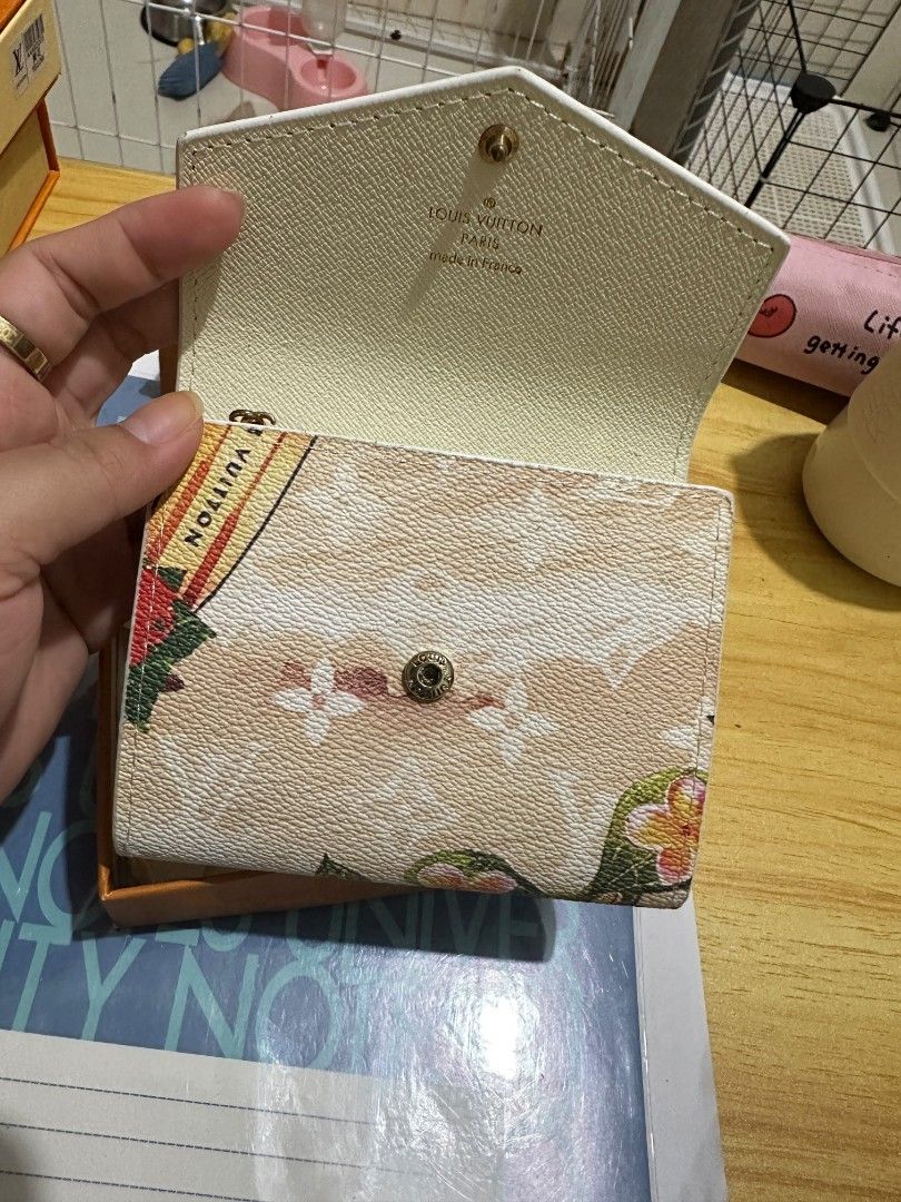 Short Wallet (Category: Wallets & Card holders) located in Binmaley. Submitted by amayscollections2 (Listing ID 1468103701, Image 3). Description: Lv Short Wallet Limited Edition ganda ganda nyan with box and dustbag na din po for only ₱399+sf payment first ₱469+sf cash on delivery We Ship Nationwide 🚚.
