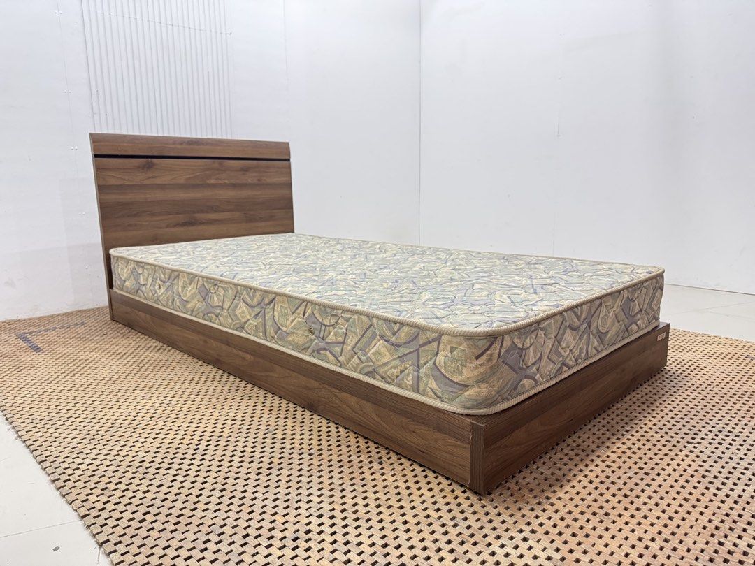 Single bedset (Category: Bed Frames & Mattresses) located in Quezon City. Submitted by matetdevis13 (Listing ID 1468085156, Image 3). Description: GRANZ Elegant Panel Frame Single Size Bed Set Price: 7,500 Frame: 39.5 x 79.5 x 32/6 Mattress: 39.5 x 77 x 7 In good condition Code MJS35-RP25.