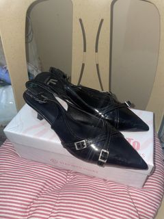(Category: ) located in . Submitted by jies.closet (Listing ID 1468233223, Image 1). Description: .